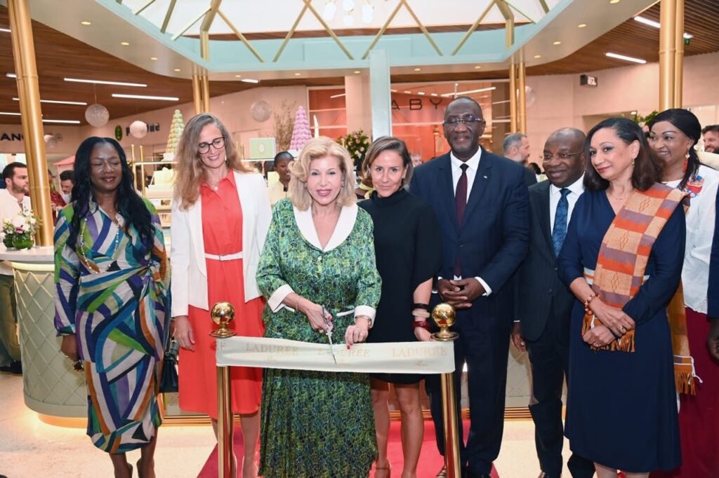 Abidjan se hisse au rang des capitales mondiales du luxe gastronomique : Le Ministre Siandou Fofana, la Première Dame Dominique Ouattara et plusieurs membres du Gouvernement inaugurent la prestigieuse boutique Ladurée à l’Ivoire Trade Center, symbole fort de l’attractivité croissante et du rayonnement touristique de la Sublime Côte d’Ivoire Abidjan se hisse au rang des capitales mondiales du luxe gastronomique : Le Ministre Siandou Fofana, la Première Dame Dominique Ouattara et plusieurs membres du Gouvernement inaugurent la prestigieuse boutique Ladurée à l’Ivoire Trade Center, symbole fort de l’attractivité croissante et du rayonnement touristique de la Sublime Côte d’Ivoire